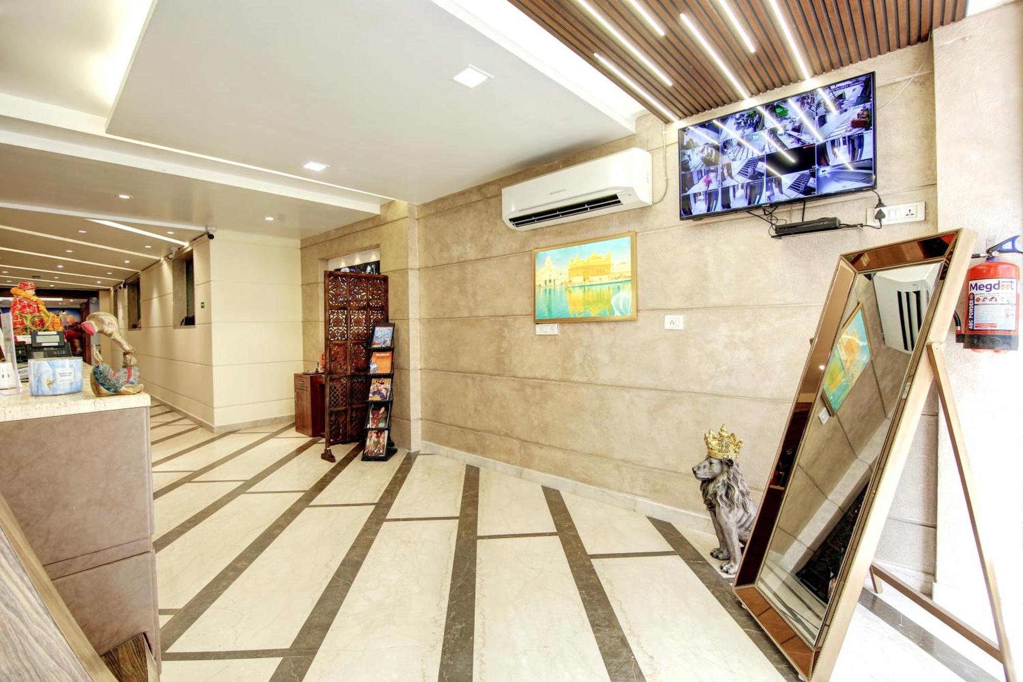Hotel Neu Villa - Near Connaught Place & New Delhi Railway Station Екстер'єр фото